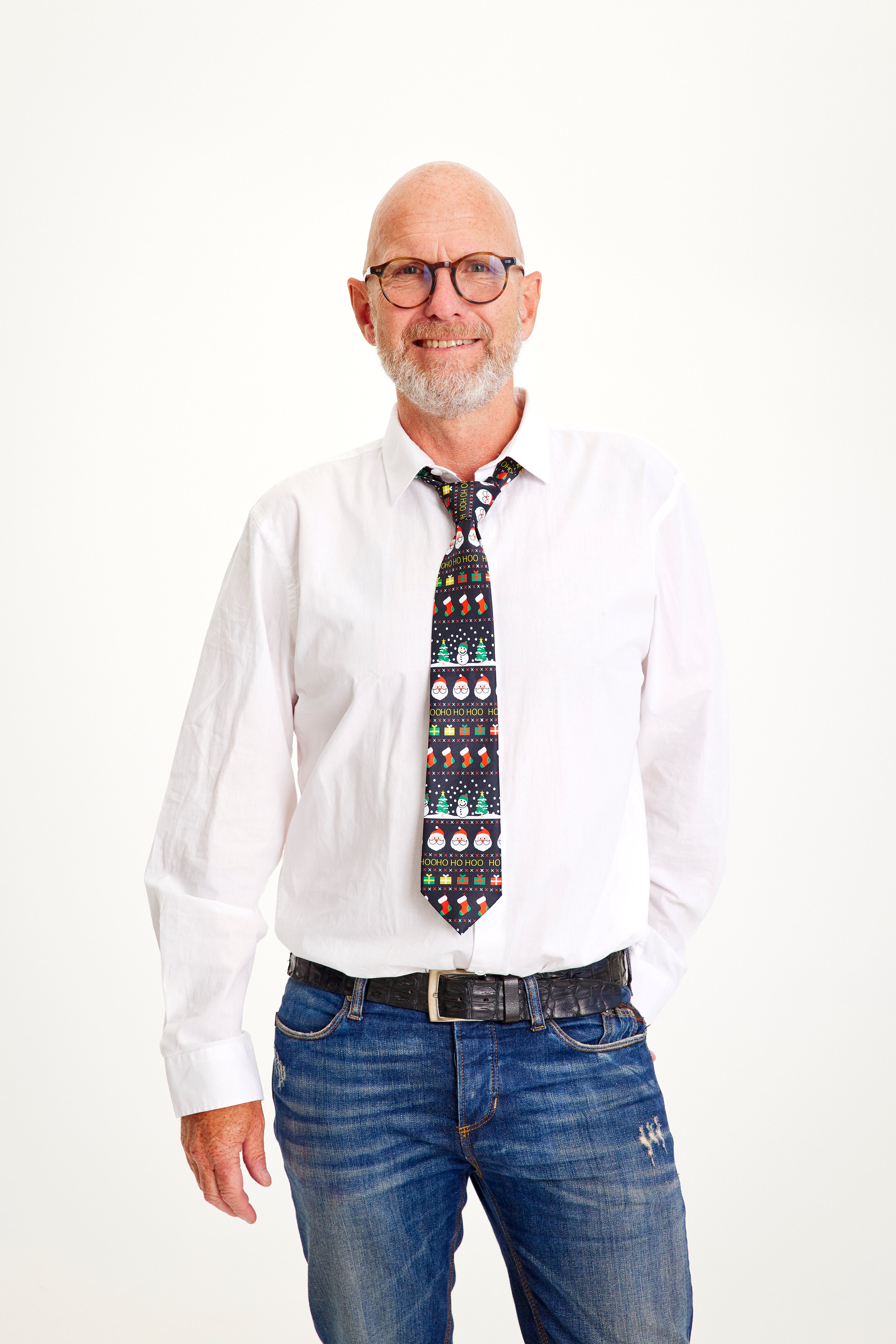 Een man met een wit overhemd en een kerstdas.